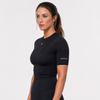 ENGINEERED PERFORMANCE Damen-Kurzarmoberteile